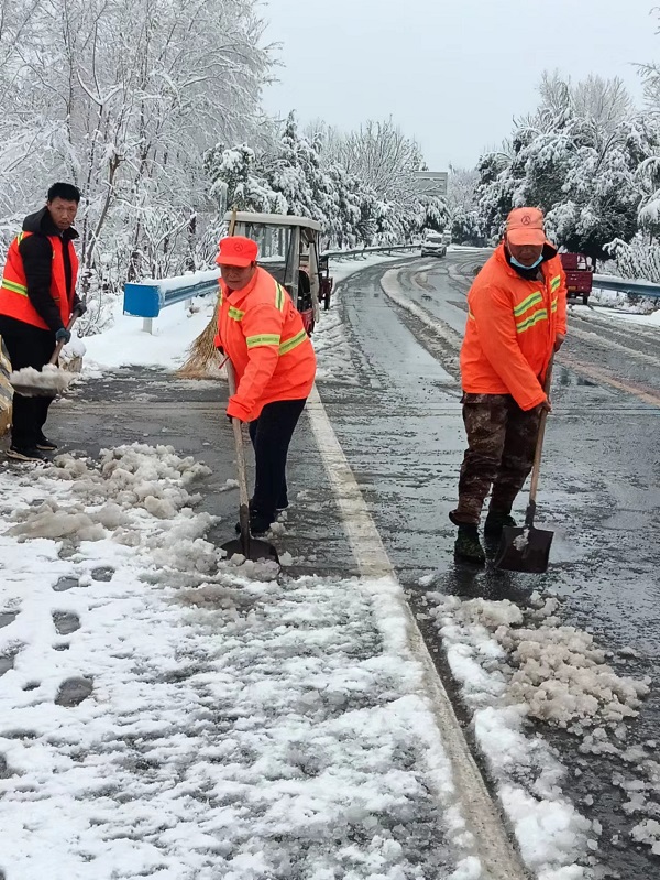 市交通运输局除冰雪 保畅通  